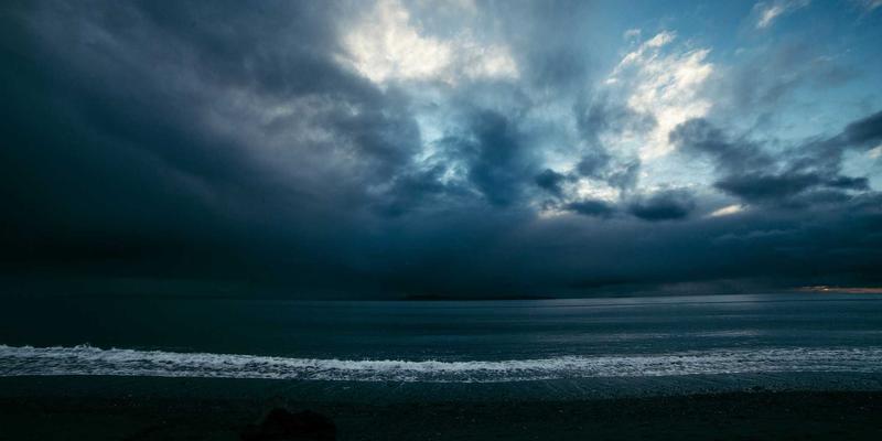 广州珠江夜游全攻略：打卡广州塔、海心桥与沿江历史建筑夜景，品味地道广东美食