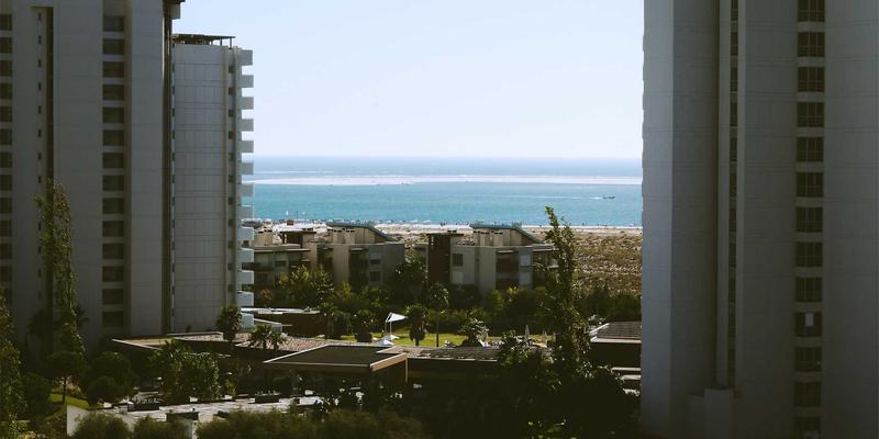 广州珠江夜游全攻略：璀璨天际线与百年建筑灯光秀的完美交融